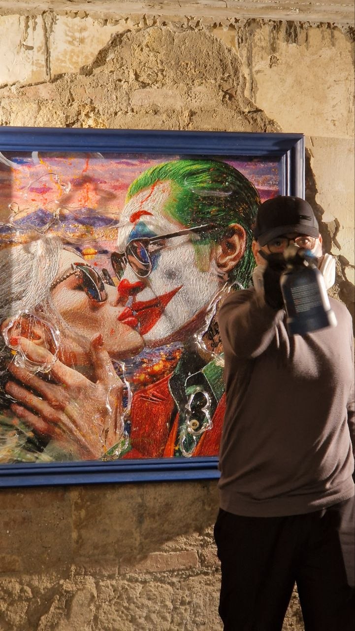 A Gotham kiss in Naples
